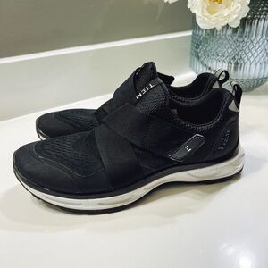 Time Cycle shoe with clips